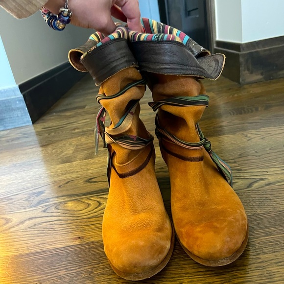 Felmini Tan Boots w/ heel - Picture 3 of 4